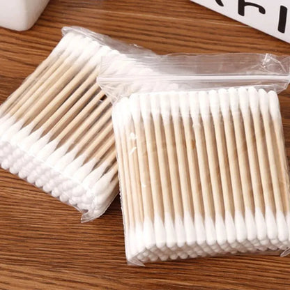 Bulk Pack of 100 Bamboo Cotton Swabs with Eco-Friendly Wooden Sticks for Gentle and Hygienic Cleaning, Suitable for Babies and All Age Groups