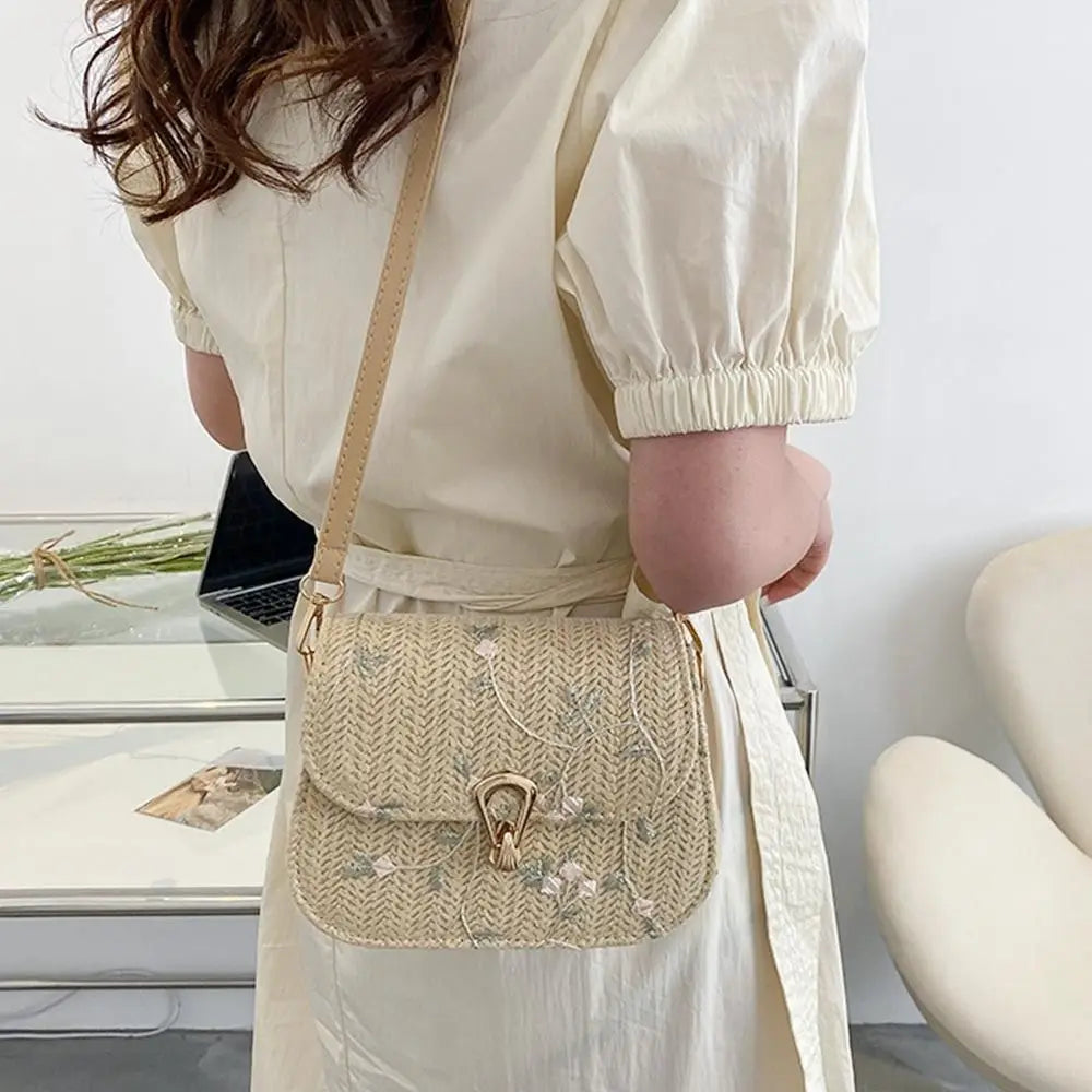 Elegant Woven Crossbody Bag with Floral Pattern and Gold Clasp Closure