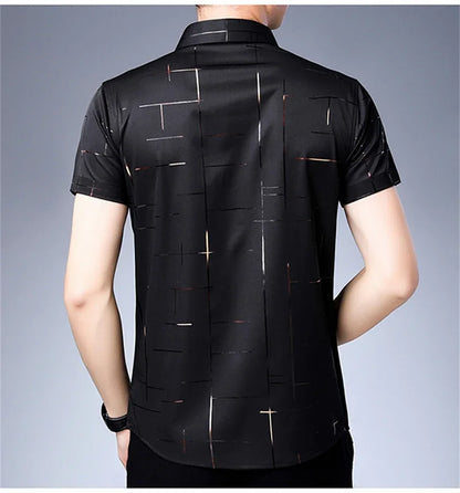 "Men's Short-Sleeve Button-Up Shirt with Geometric Print and Chest Pocket"