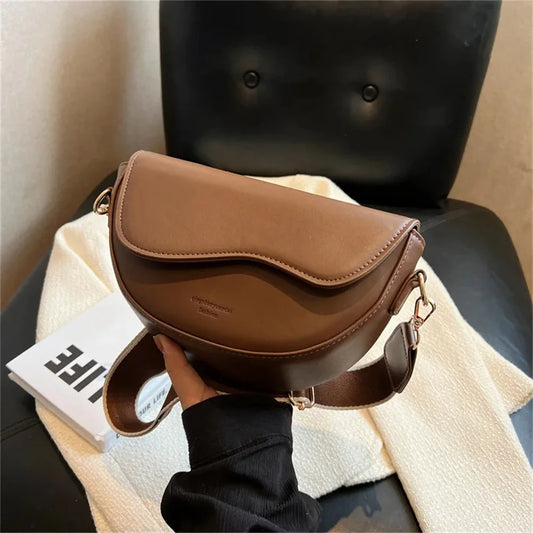 Elegant Saddle Bag with Curved Flap Design and Adjustable Wide Strap for Fashion-Forward Women