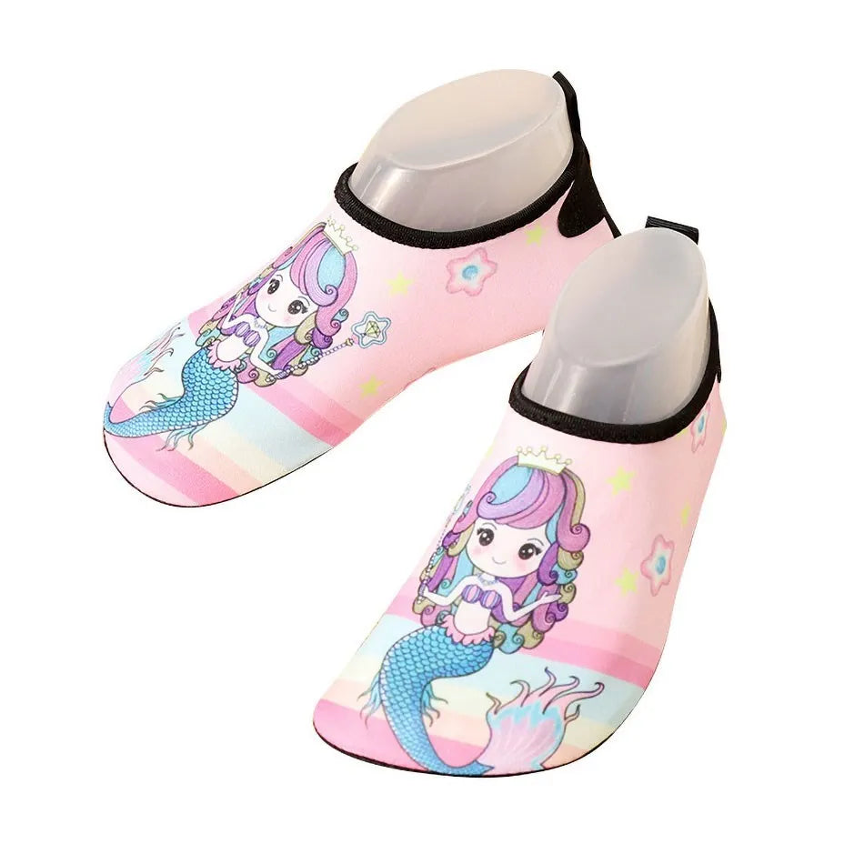 Adorable and Comfortable Kids' Water Shoes with Vibrant Cartoon Prints, Quick-Dry Fabric, and Non-Slip Soles for Beach, Pool, and Outdoor Fun