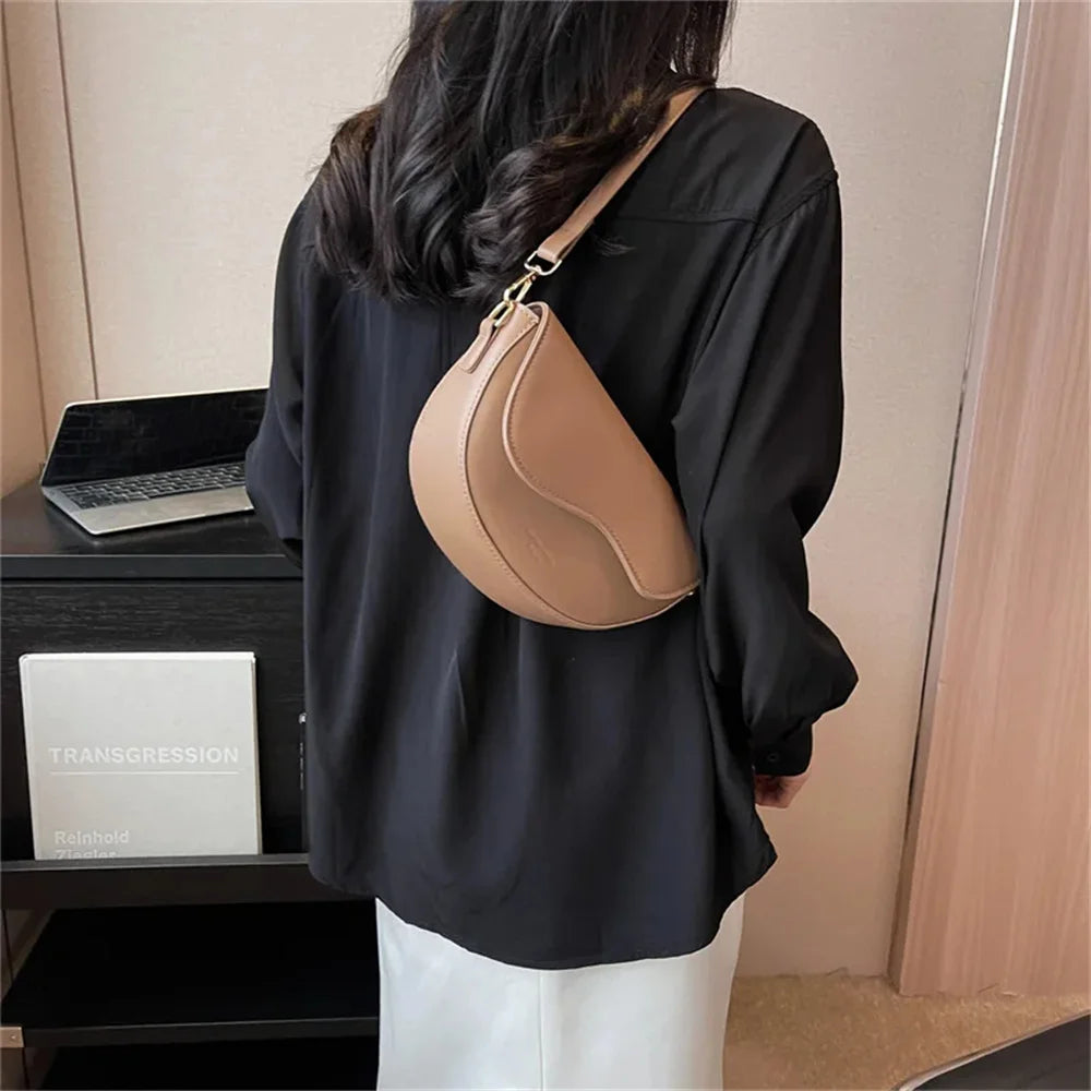 Elegant Saddle Bag with Curved Flap Design and Adjustable Wide Strap for Fashion-Forward Women